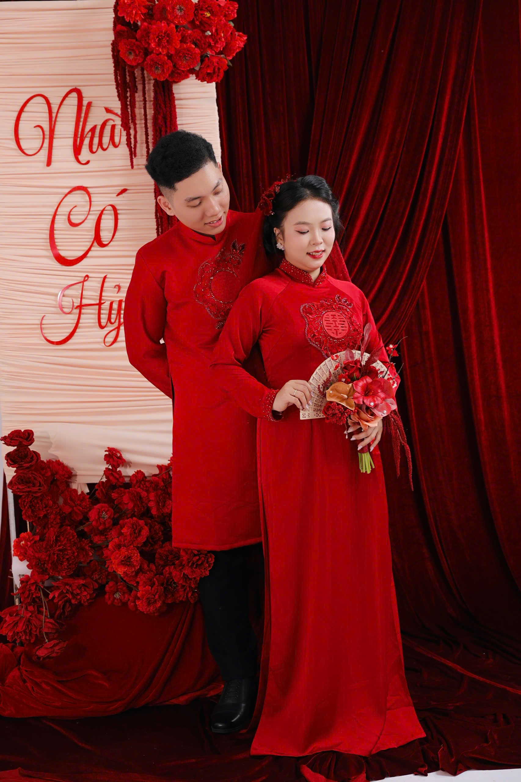 Trọng Nhân và Anh Thi trong trang phục cưới truyền thống